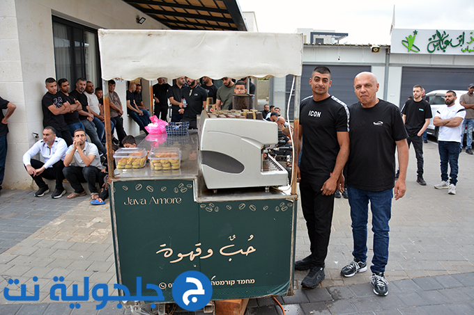 اهالي جلجولية يؤدون صلاة عيد الاضحى في ساحة مسجد الروضة في جلجولية 